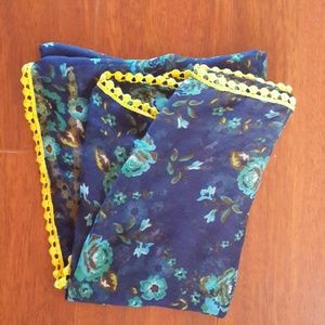 Flirty floral scarf NWOT