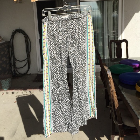 Billabong Pants - Billabong bell bottom soft patterned pants. Xo