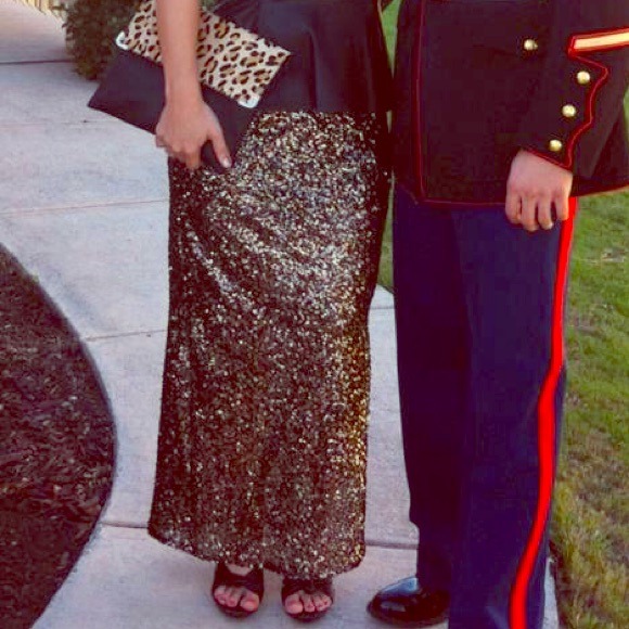 Sequin gold/black fitted maxi skirt!