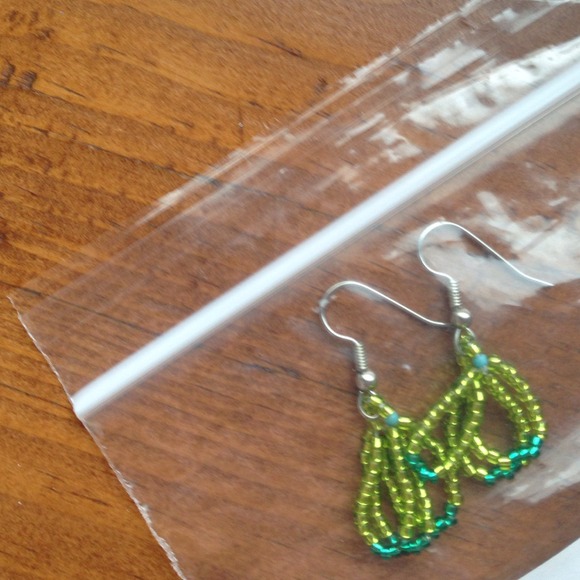 Green and turquoise beaded earrings - Picture 2 of 3