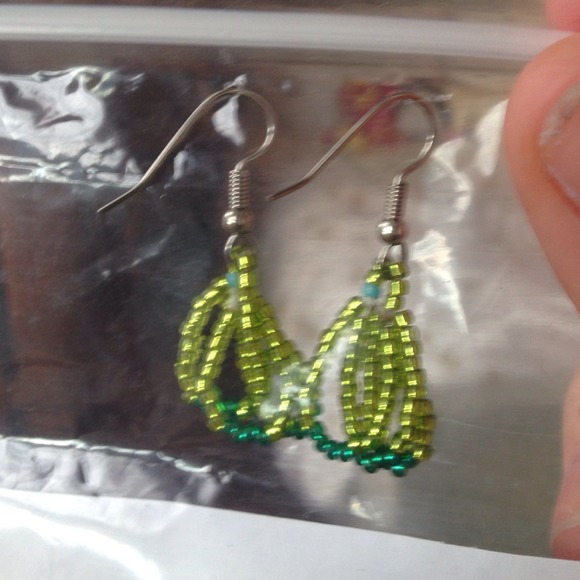 Green and turquoise beaded earrings - Picture 3 of 3