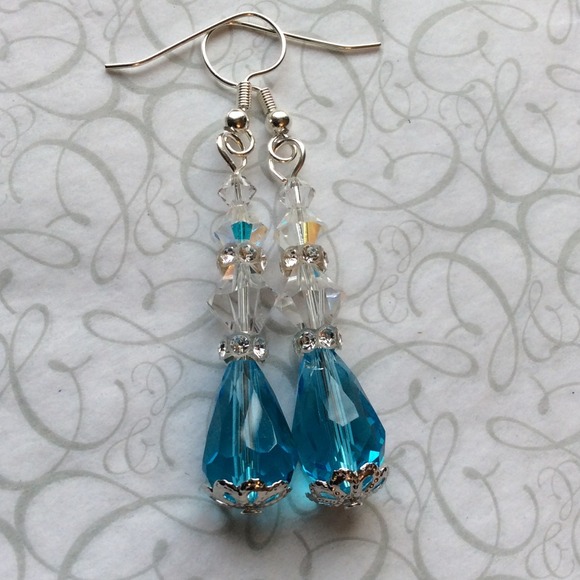 Jewelry - BOGO SALE 💕️ Elegant Tear-Drop