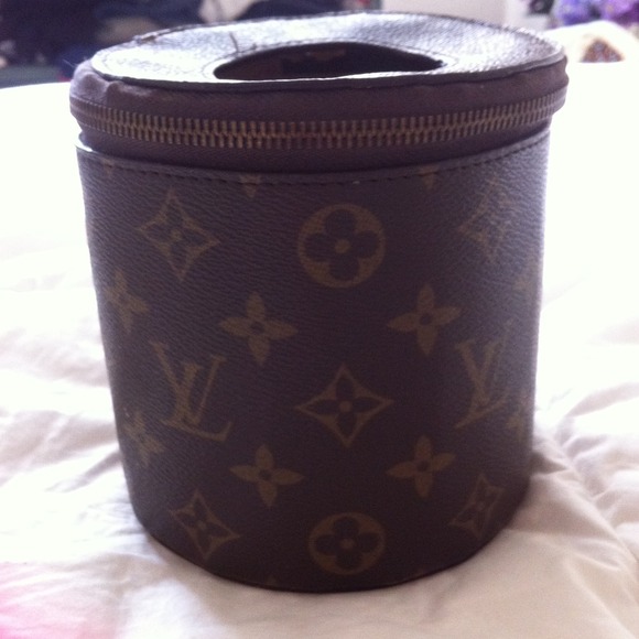 Louis Vuitton Paper Holder Semashow louis-vuitton-paper-holder-semashow