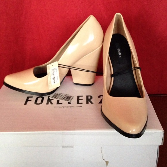 Final markdown- Nude color heels