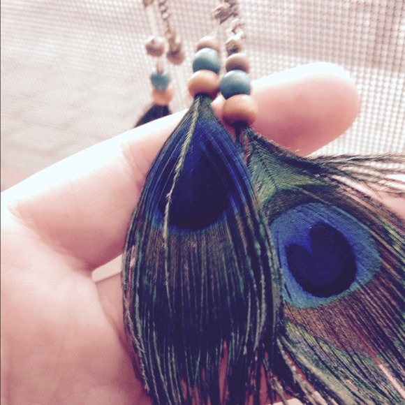 Beaded peacock feather earrings. - Picture 3 of 3