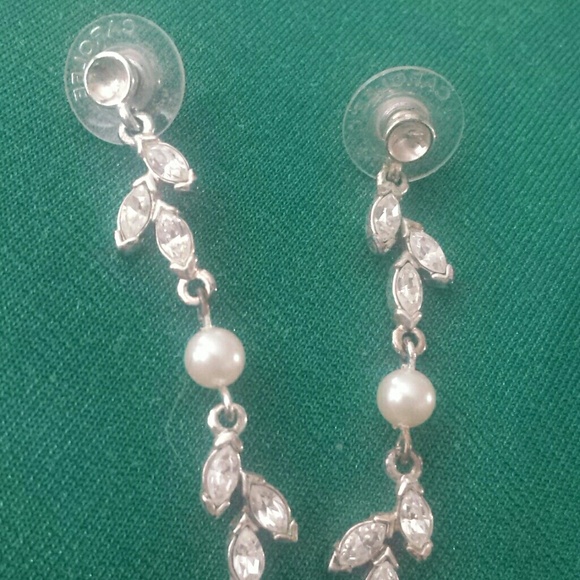 Rhinestone dangle earring - Picture 2 of 3
