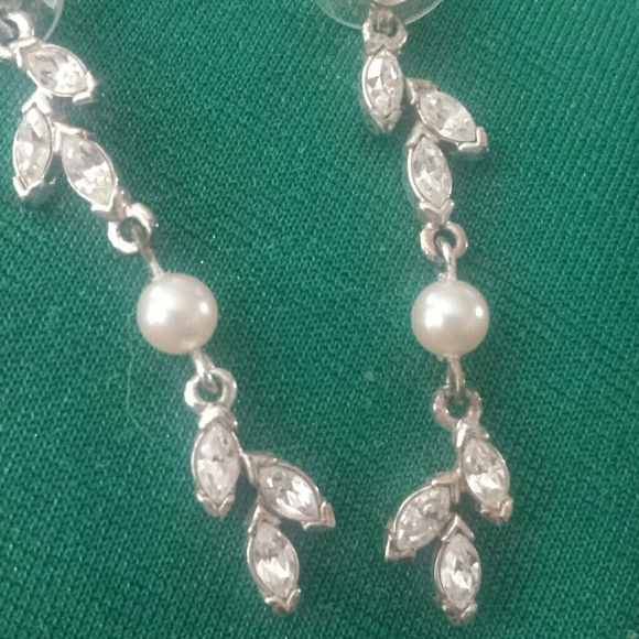 Rhinestone dangle earring - Picture 3 of 3