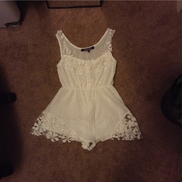 [SOLD ON VINTED] White Lace Romper Playsuits - Picture 4 of 4