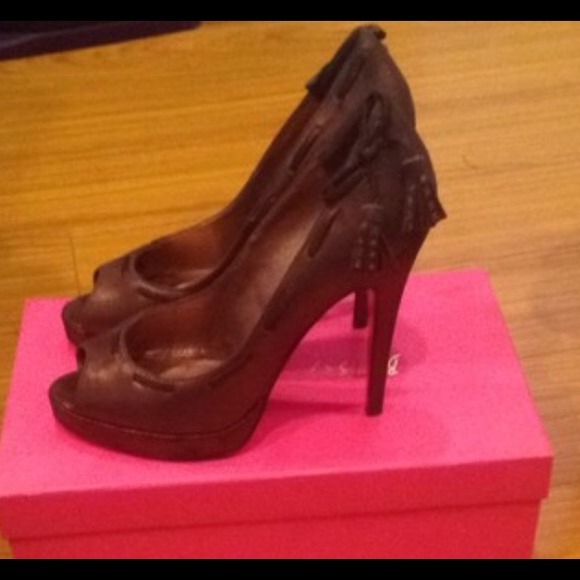 Shoes - Picture 2 of 4