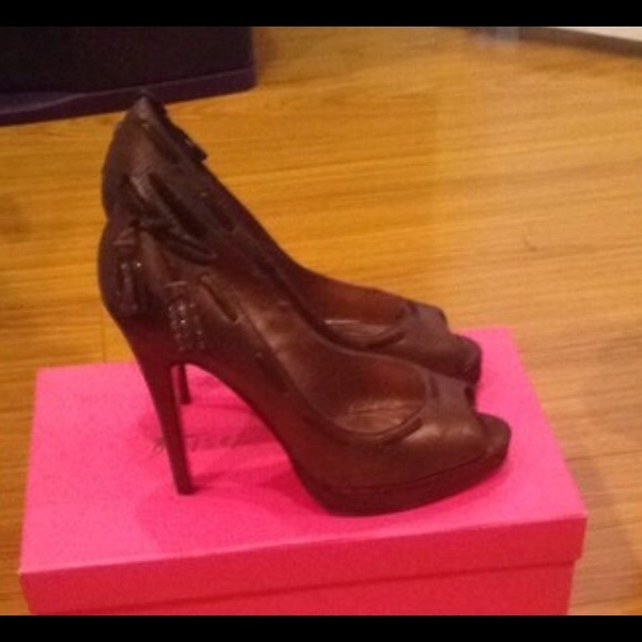 Shoes - Picture 3 of 4