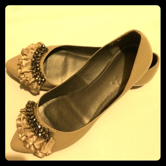 Guess Jeweled pointy ballet flat oyster color 7.5