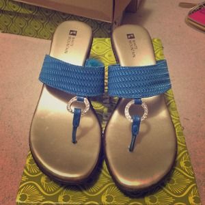 *REDUCED* White Mountain blue thong  sandal