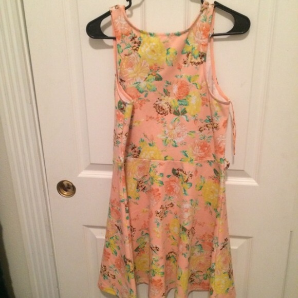 Peach floral dress - Picture 3 of 3