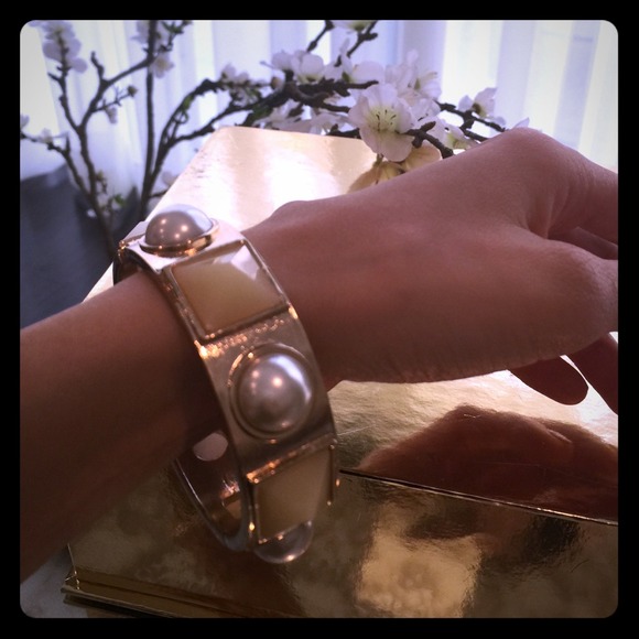 Gold with pearls bracelet
