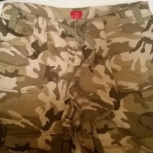 Camouflage capris size 20 mossimo brand
