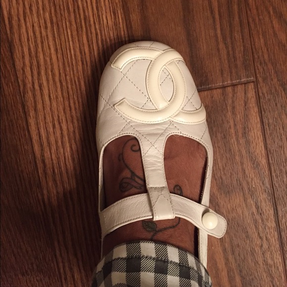 🎊Authentic White Cambon Chanel..White on White🎊 - Picture 2 of 4