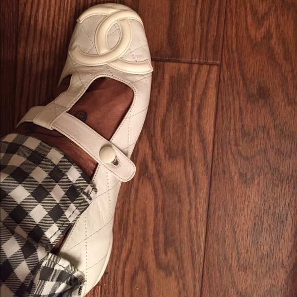 🎊Authentic White Cambon Chanel..White on White🎊 - Picture 3 of 4