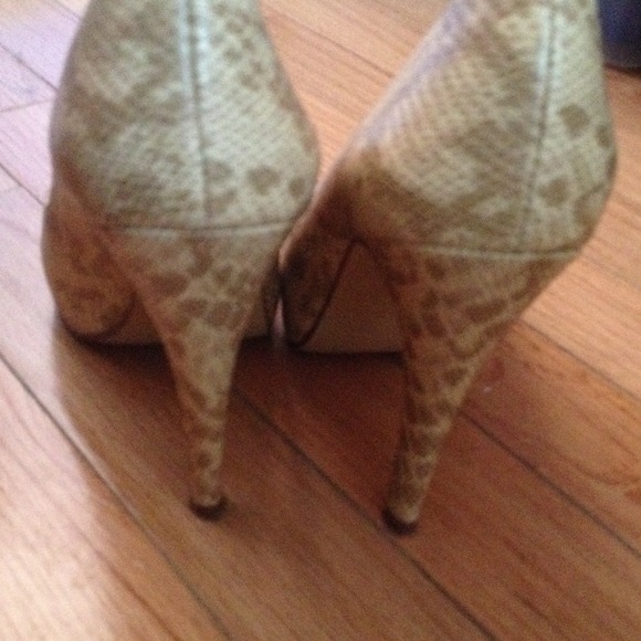 6.5 Beige Snake Skin Peep Toe Pumps - Picture 2 of 3