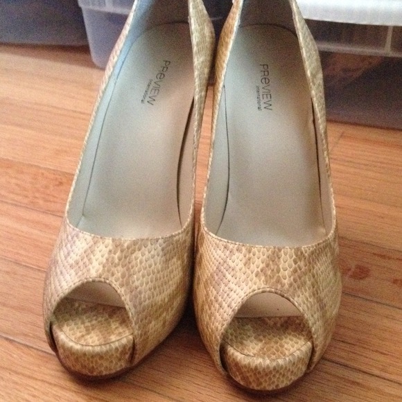 6.5 Beige Snake Skin Peep Toe Pumps - Picture 3 of 3