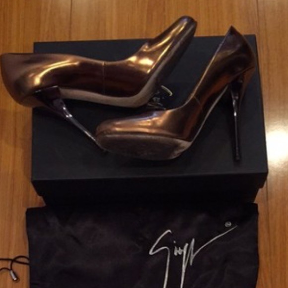 Shoes - Picture 4 of 4