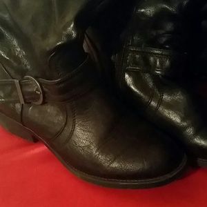 Calf length black boots!!