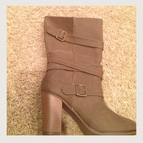 NEW HEELED BOOTS NEVER WORN❤️👑