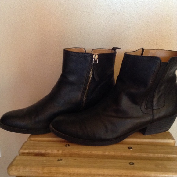 Nine West Black Leather Bootie