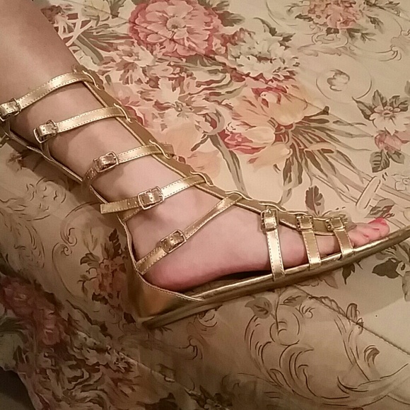 🔴sold🔴Gold gladiator flat sandals - Picture 1 of 4