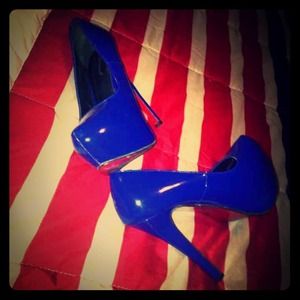Blue stiletto pumps