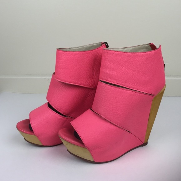 Messéca Neon Pink wedges (solestruck)