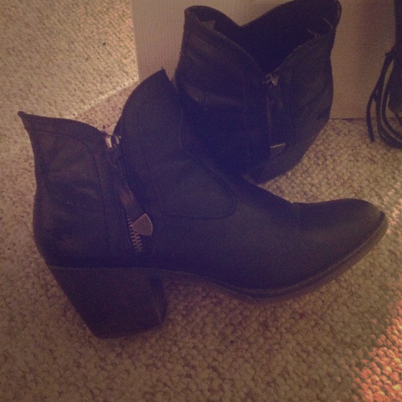 Super cute black booties