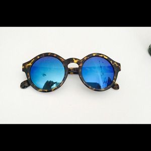 Designer inspired sunglasses!!Blue mirrored lens!!