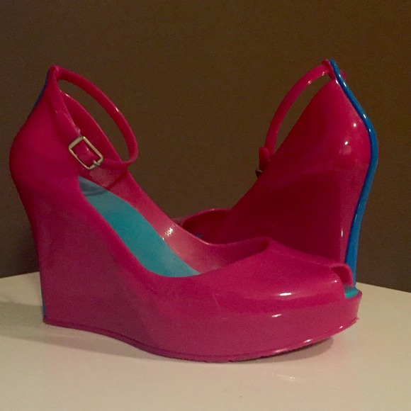 Fuchsia and blue gel platform heels 💘
