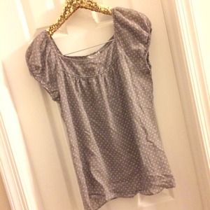 Adorable gray and coral polka dot top!🎀