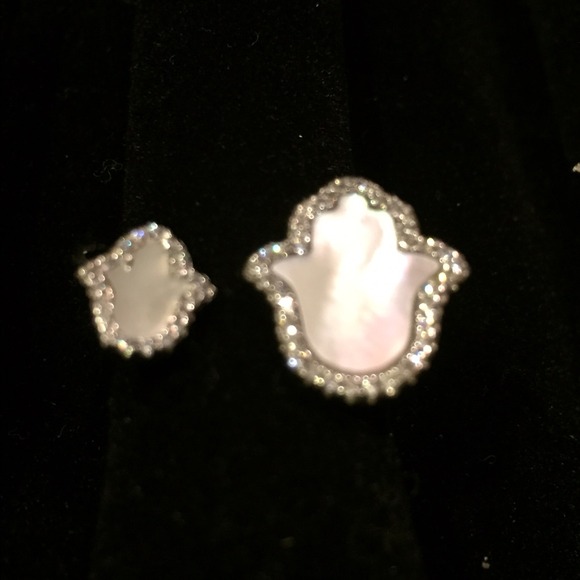 Ring with hamsa