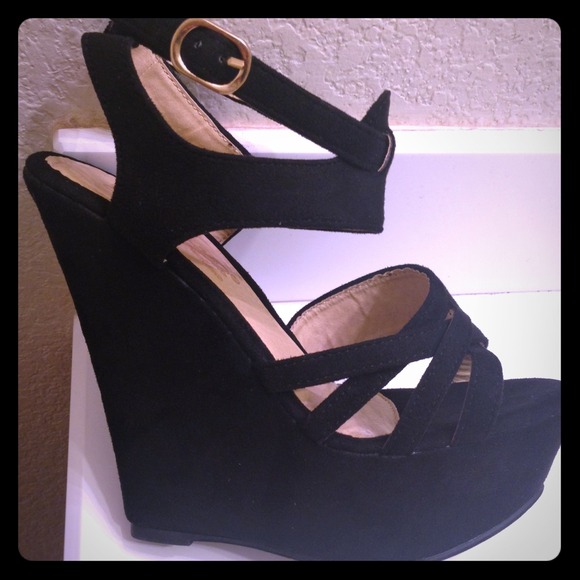 Brand new black wedges‼️