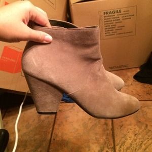 Dolce vita booties taupe