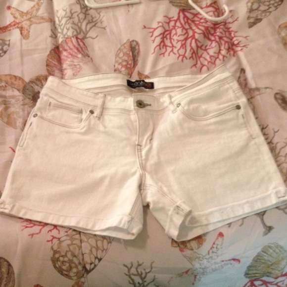 White Levi's shorts