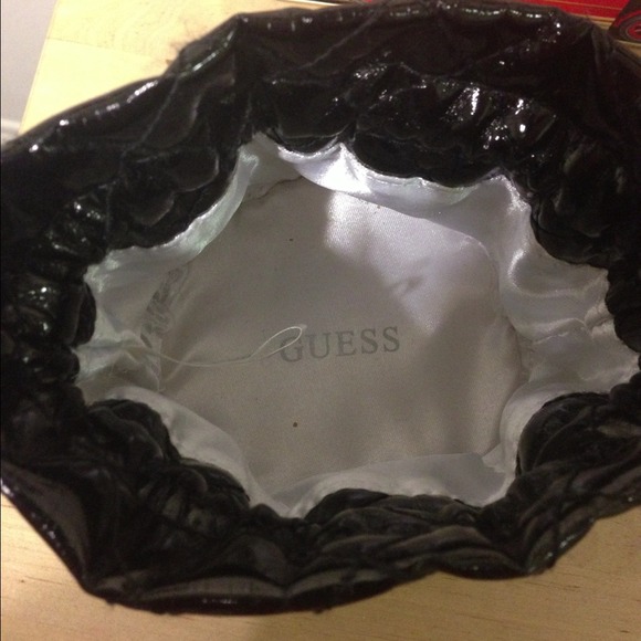 Guess pouch - Picture 2 of 3
