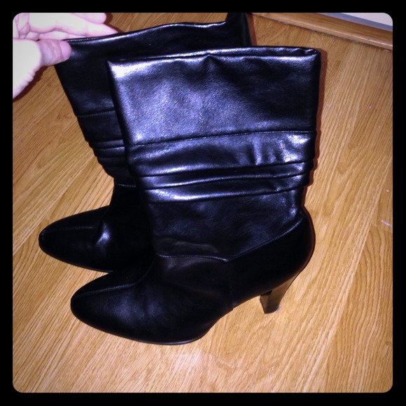 Black leather mid rise Nina boots