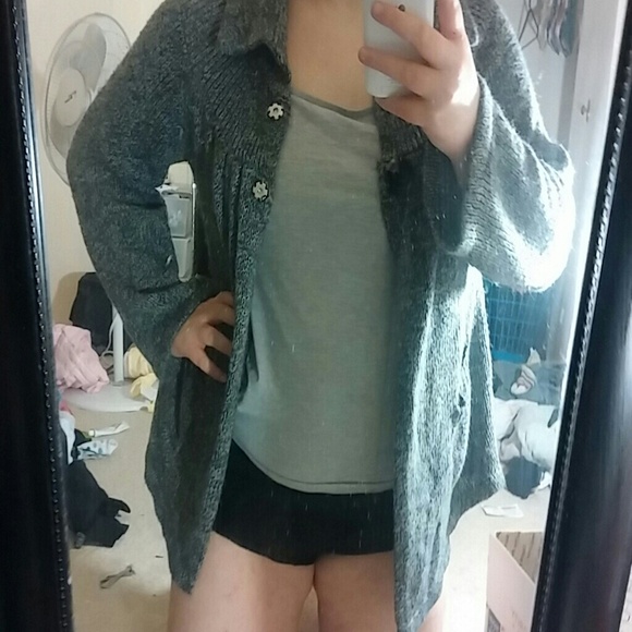 Grey two button Sweater - Picture 3 of 3