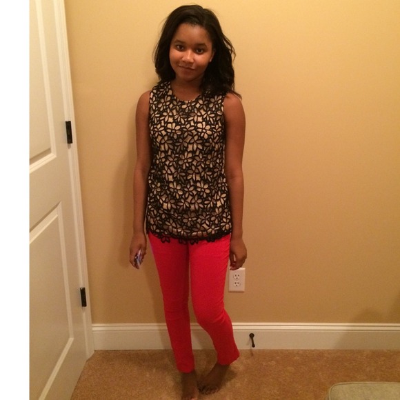 🚫SOLD🚫 Taupe and black lace sleeveless top - Picture 2 of 4