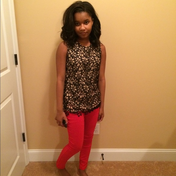 🚫SOLD🚫 Taupe and black lace sleeveless top - Picture 3 of 4