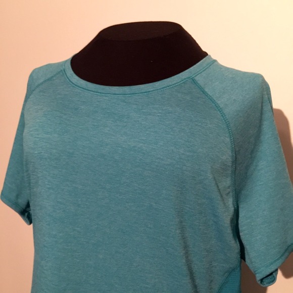 Active by Old Navy semi-fitted workout t-shirt - Picture 2 of 3