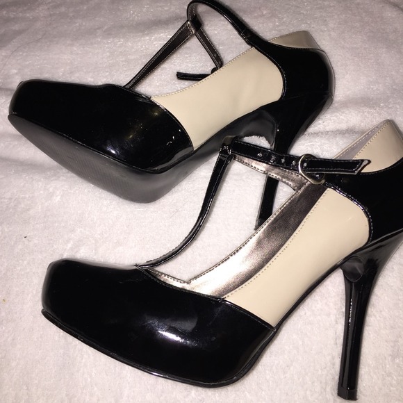 Guess t- strap paten leather shoe - Picture 2 of 3