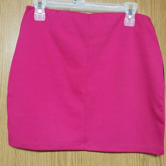 Fuchsia patterned skirt - Picture 2 of 2