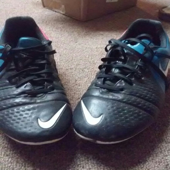 WILLING TO TRADE SOCCER   NIKE CLEATS .. - Picture 1 of 4
