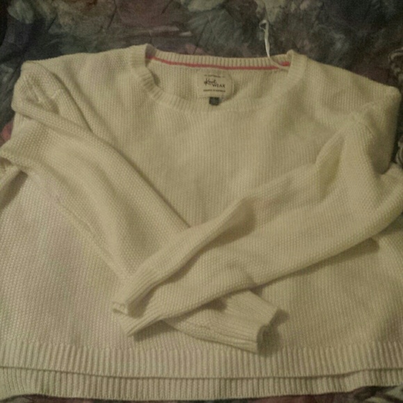 White knit cropped sweater