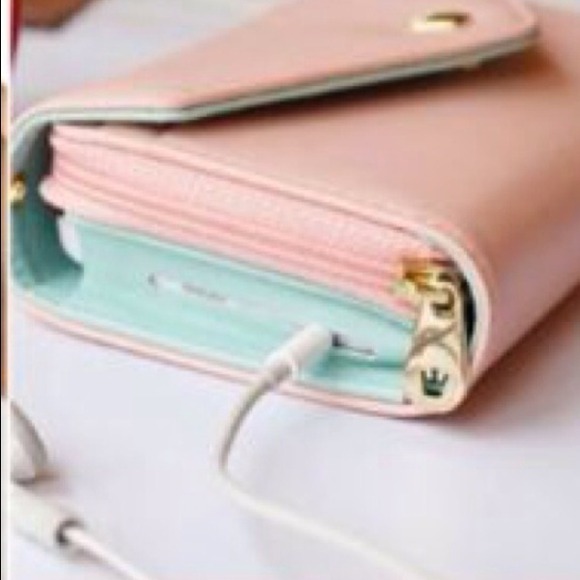 SOLD----Pink Crown Clutch IPhone / Samsung Wallet. - Picture 2 of 4