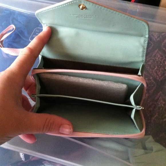 SOLD----Pink Crown Clutch IPhone / Samsung Wallet. - Picture 4 of 4